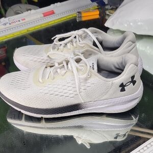 Mens 11 white and black Under Armour Charged Pursuit 2 SE Excellent Condition